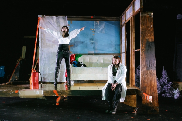 Nora oder Wie man das Herrenhaus kompostiert

© Marcella Ruiz Cruz 